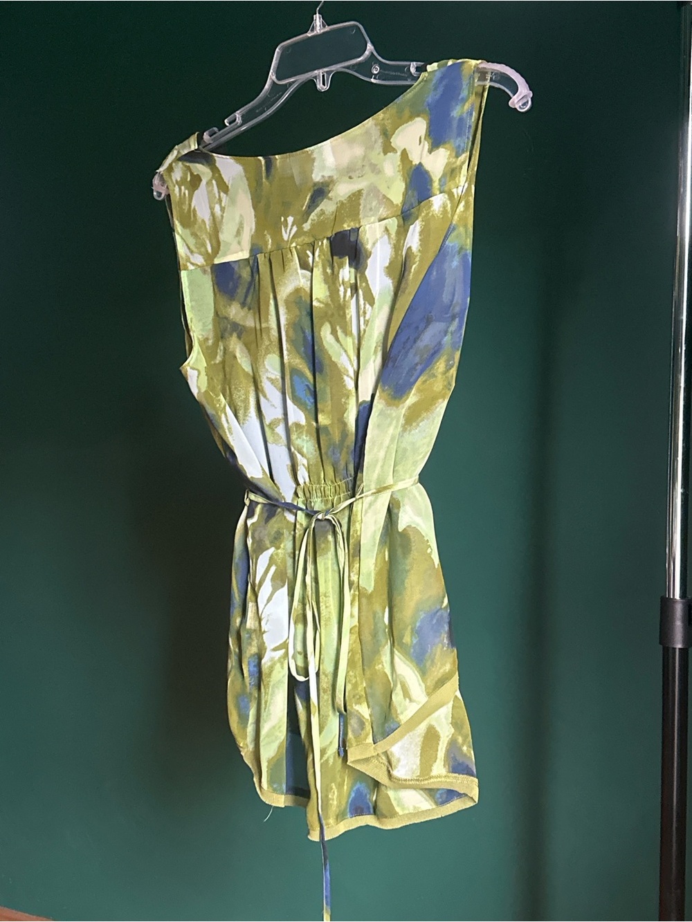 Simply Vera Vera Wang Olive Green Blue Watercolor V-Neck Sleeveless Blouse